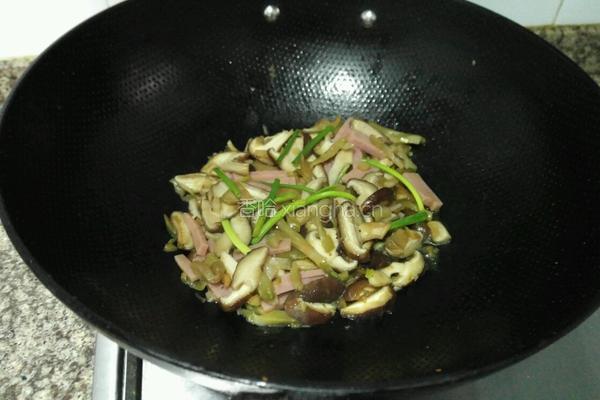 香菇榨菜丝的做法图解7