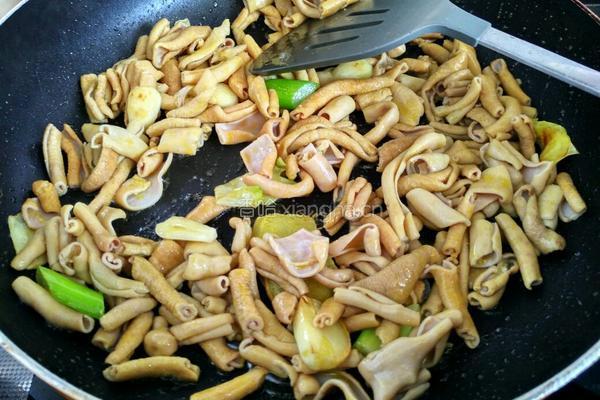 青椒炒鹅肠的做法图解3