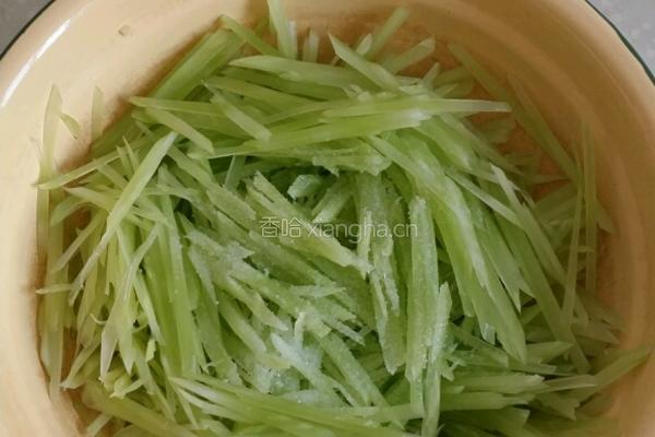凉拌青笋丝的做法图解3
