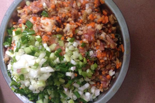 香菇胡萝卜肉饺的做法图解2