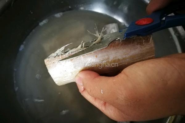 「Cathy边吃边营养」红烧带鱼 非油炸版的做法图解1