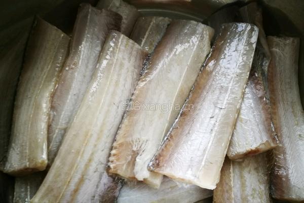 「Cathy边吃边营养」红烧带鱼 非油炸版的做法图解2