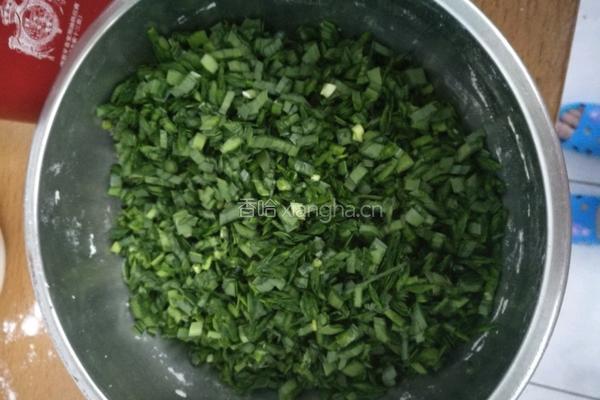 韭菜肉馅饺子的做法图解1
