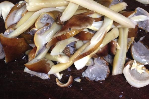 大球盖菇炒肉的做法图解5