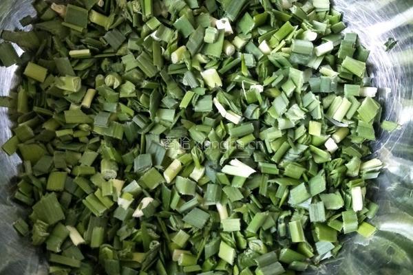 皮薄馅大的韭菜鸡蛋馅水饺的做法图解1