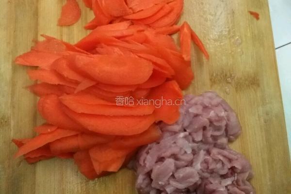 胡萝卜炒肉的做法图解1