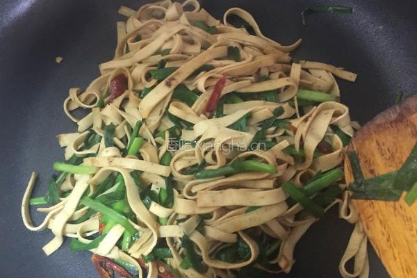 香油韭菜豆腐皮的做法图解6