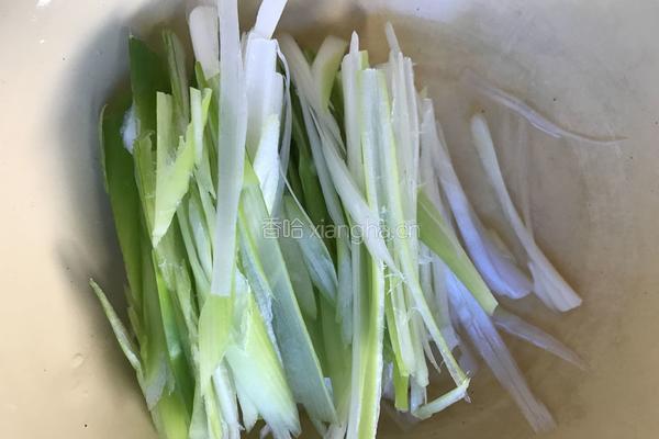 川味泡菜清蒸鲈鱼的做法图解3