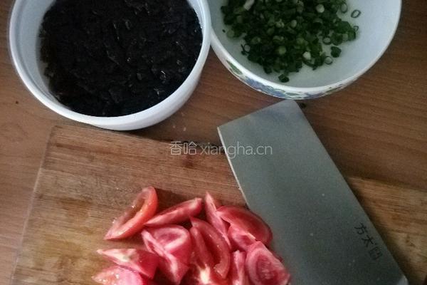 西红柿紫菜汤的做法图解2