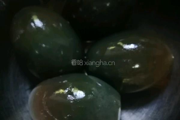 凉拌皮蛋拍黄瓜的做法图解3