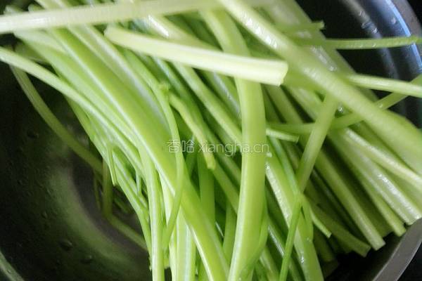猪肉香芹馅的做法图解2