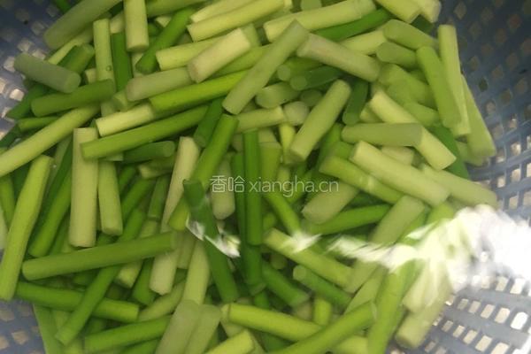 猪耳炒蒜心的做法图解5