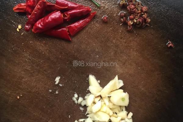 猪耳炒蒜心的做法图解6