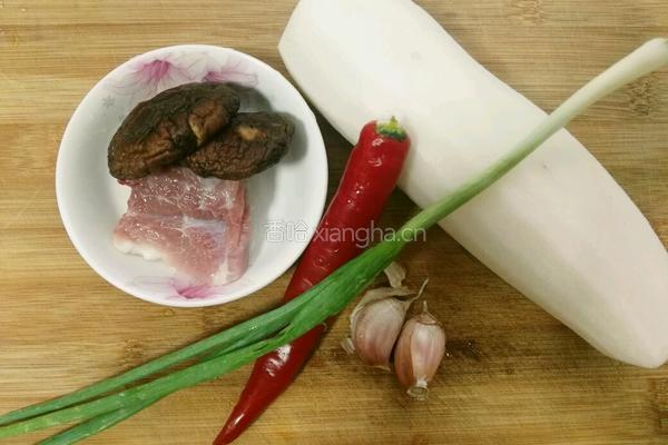 香菇酿肉白萝卜卷的做法图解1