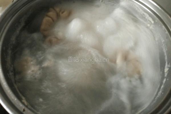 酸辣肥肠的做法图解2