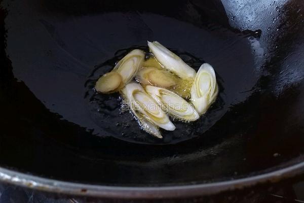 黄辣丁平菇豆腐汤的做法图解6