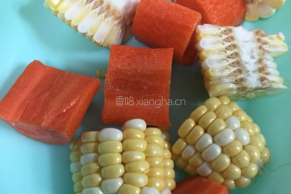 木瓜玉米胡萝卜猪骨汤的做法图解2