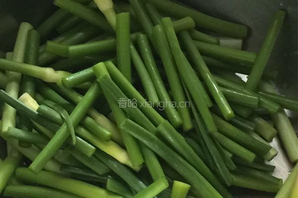 蒜苔炒猪颈肉的做法图解2