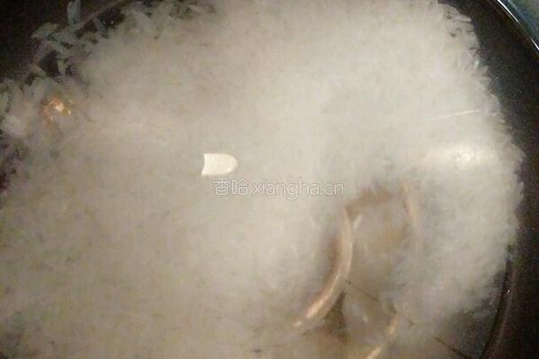 生滚鱼片粥的做法图解1