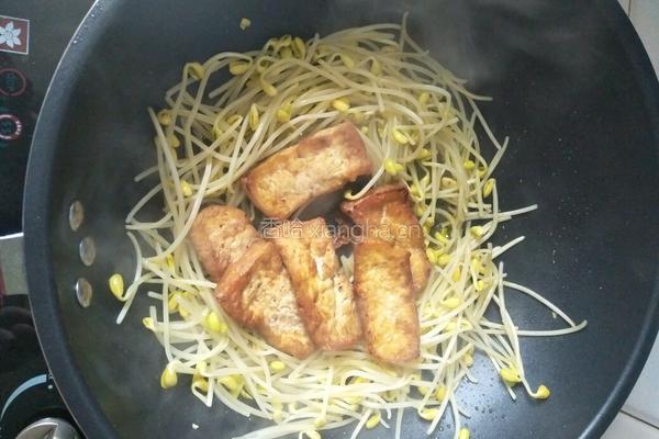 黄豆芽煎豆腐的做法图解4