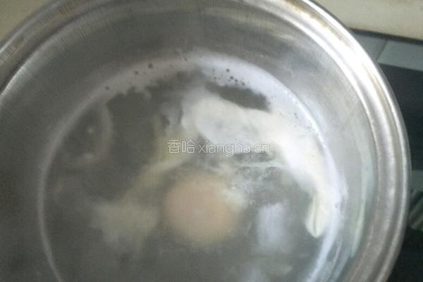 鱼汤蛋花蝴蝶面的做法图解4