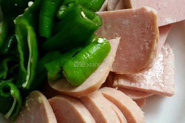 青椒午餐肉的做法图解1