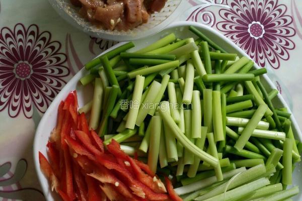 蒜心炒瘦肉的做法图解1