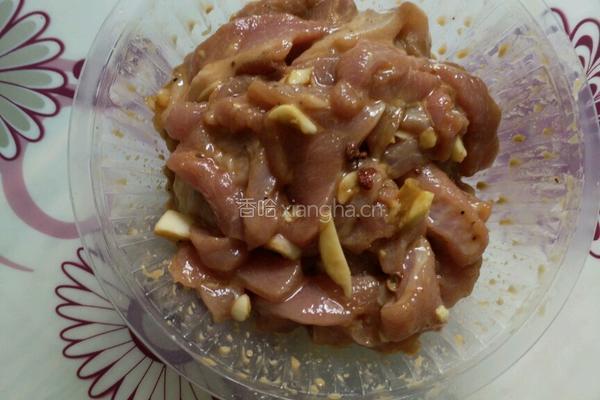 蒜心炒瘦肉的做法图解3