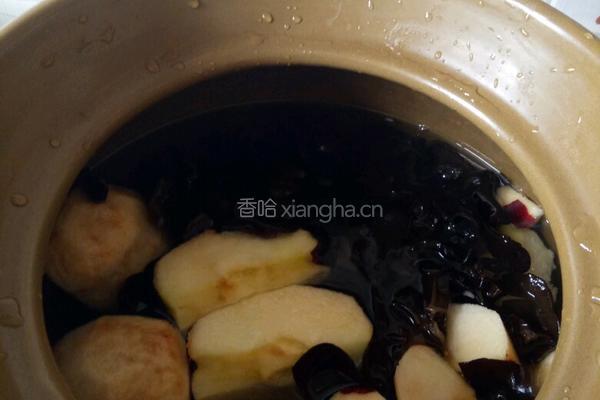 黑木耳萍果瘦肉汤的做法图解5