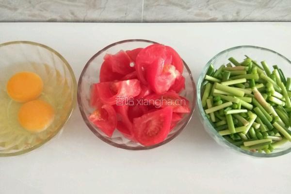 鸡蛋炒番茄蒜苔的做法图解1