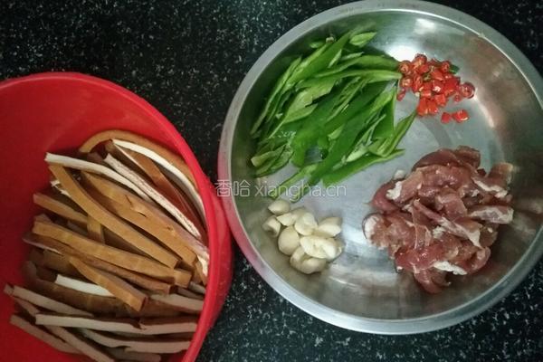豆干炒肉的做法图解1