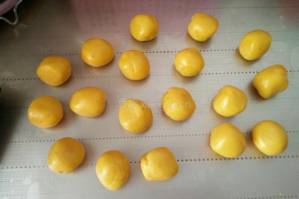 枣泥蛋黄饼的做法图解13