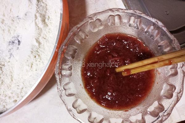 草莓豆沙卷的做法图解1