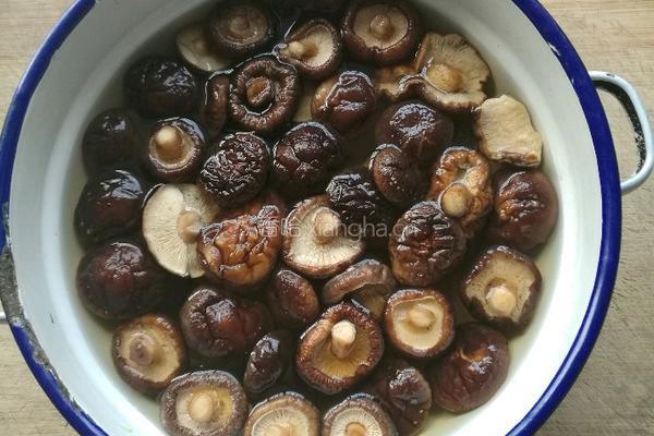 香菇青椒炒鸡块的做法图解2