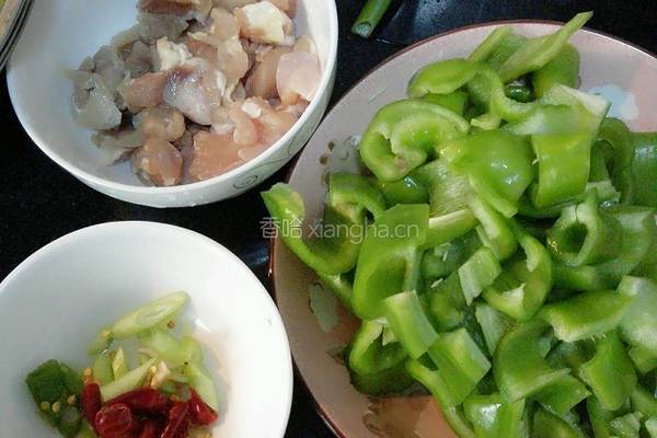 辣子鸡丁的做法图解1