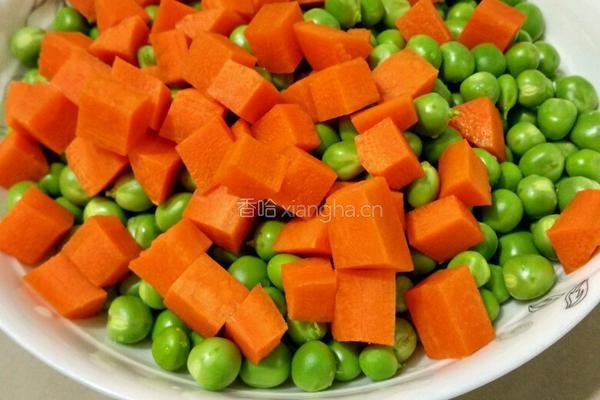 豌豆炒肉的做法图解1