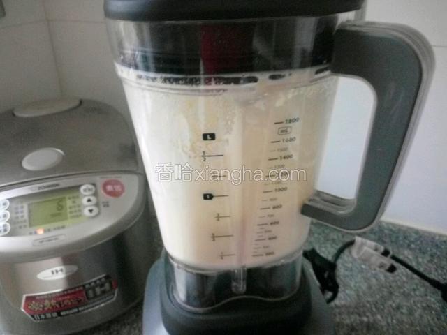 黄豆倒入炸汁机，一盒牛奶也倒入里，打成糊。