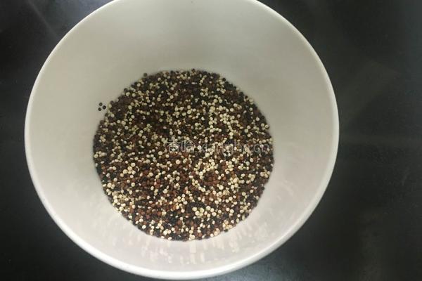 藜麦饭团的做法图解1