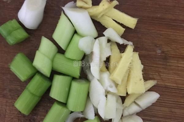 猪肝炒芹菜的做法图解1