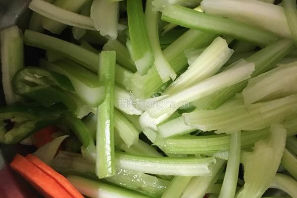 猪肝炒芹菜的做法图解2