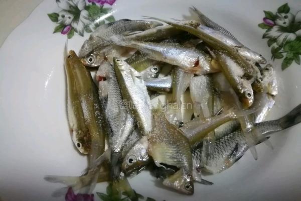 香酥小鱼的做法图解1