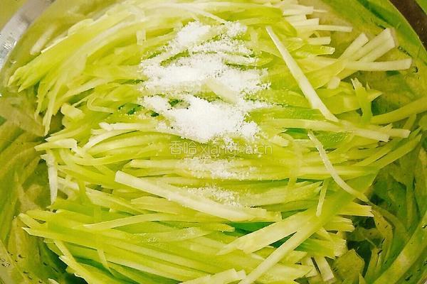 凉拌莴苣丝的做法图解3
