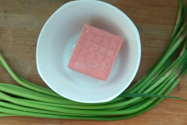 蒜苔炒火腿的做法图解1