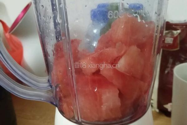 悠闲自制西瓜汁的做法图解3