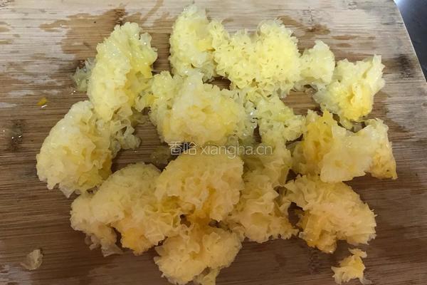 雪耳椰汁羹的做法图解1