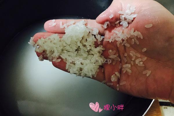 雪菜香肠焖饭的做法图解1