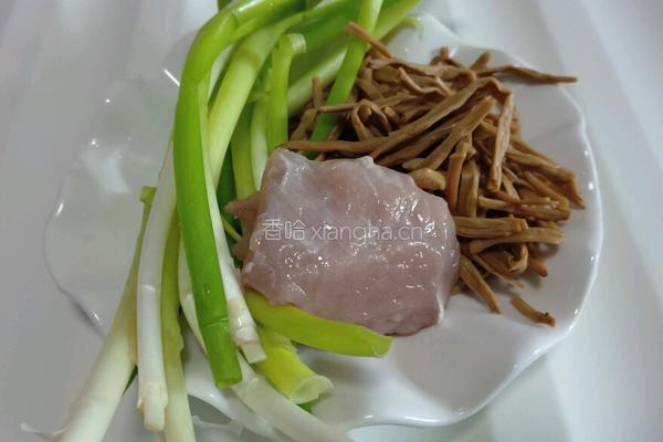 黄花菜小葱炒肉的做法图解1