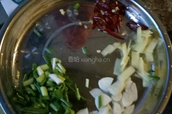 包菜炒木耳的做法图解1