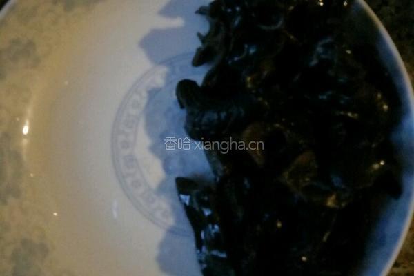 包菜炒木耳的做法图解3