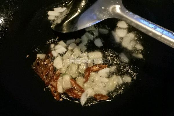 包菜炒木耳的做法图解4